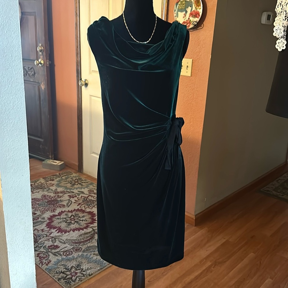 Just Taylor Emerald Green sleeveless velvet dress size 10